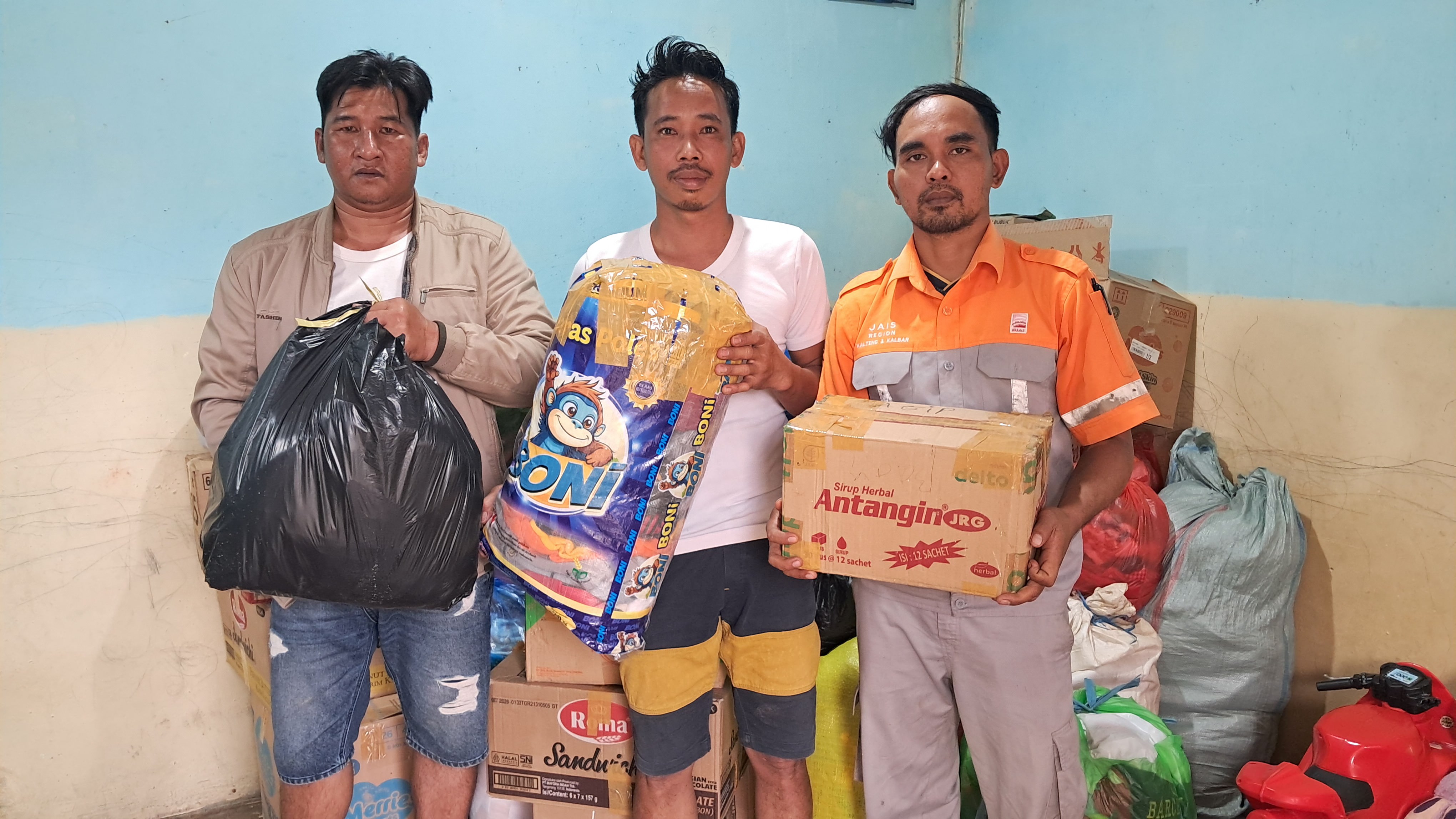 Pengurus SPM.PKS-P mengambil paket bantuan pakaian layak pakai dari rumah anggota di lokasi PKS Pemantang.