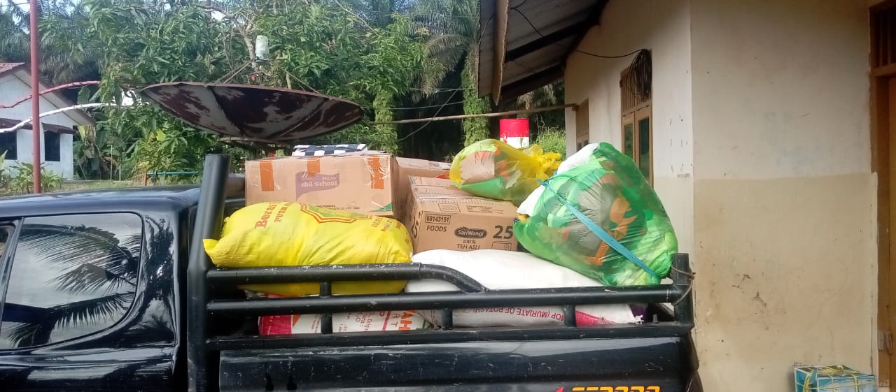 Pengurus SPM.PKS-P mengambil paket bantuan pakaian layak pakai dari rumah anggota di lokasi PKS Pemantang.