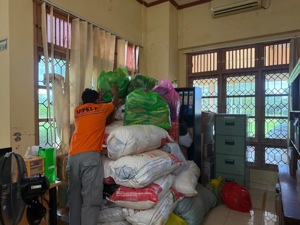 Pengurus SPM.PKS-P mengambil paket bantuan pakaian layak pakai dari rumah anggota di lokasi PKS Pemantang.