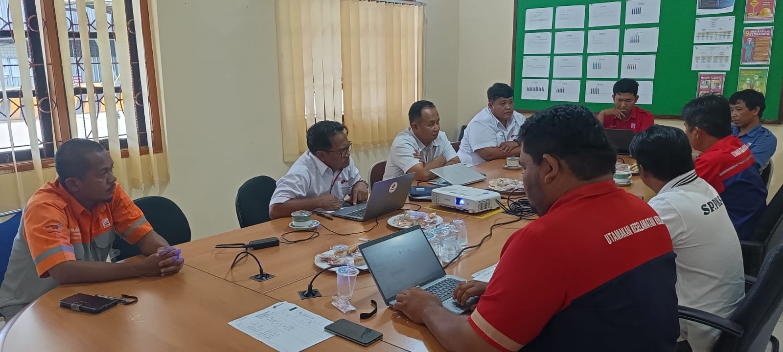 Foto suasana Rapat Koordinasi antara Dewan Pengurus SP.PKS-P dengan HRM perusahaan pada 10 November 2025, membahas kondisi operasional dan manajemen perusahaan terkini.